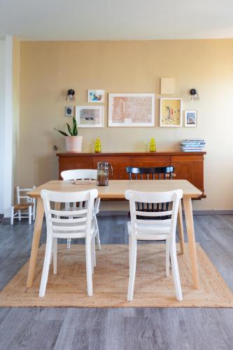 une salle à manger avec une table et deux chaises dans l'établissement La Coquille - vue mer panoramique & port Tréport, au Tréport