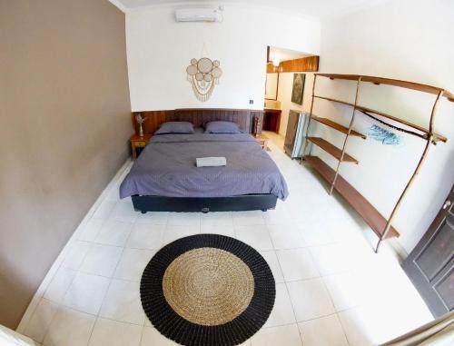 um quarto com uma cama e um tapete num piso de azulejo em Jepun Villa 05 - One Bedroom without kitchen em Uluwatu