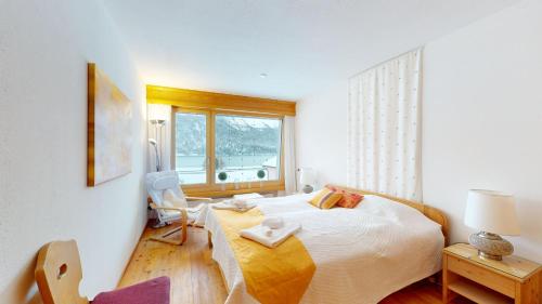 シルヴァプラーナにあるMuntagnarda 18のベッドルーム1室(ベッド1台、椅子、窓付)