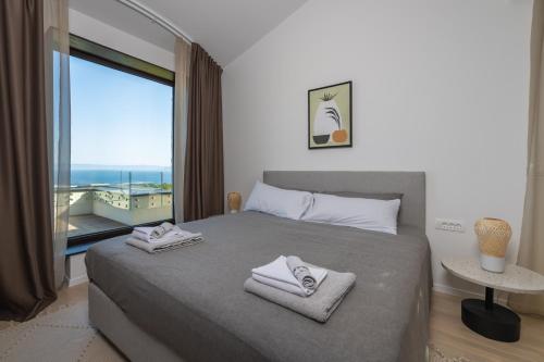1 dormitorio con cama y ventana grande en Wild Adriatic Way, en Drenje