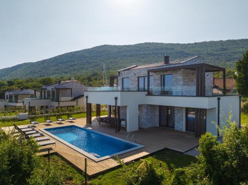 Villa con piscina y casa en Wild Adriatic Way, en Drenje