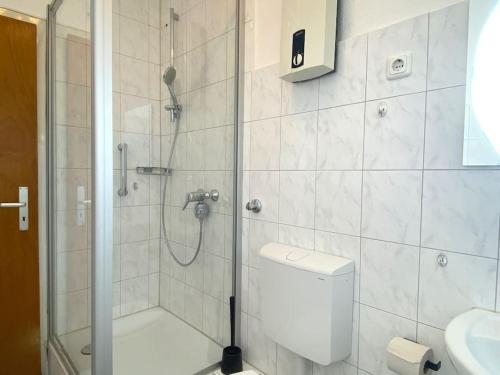 蓋爾森基興的住宿－Meribu D99 Wohnung für Monteure und Arbeiter，带淋浴和卫生间的浴室