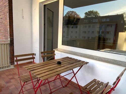 蓋爾森基興的住宿－Meribu D99 Wohnung für Monteure und Arbeiter，阳台上配有一张木桌和两把椅子