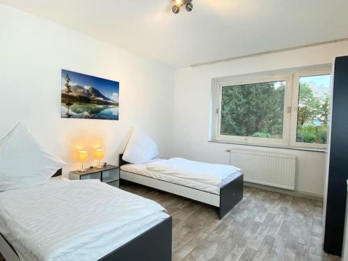 蓋爾森基興的住宿－Meribu D99 Wohnung für Monteure und Arbeiter，一间卧室设有两张床和窗户。