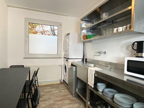 蓋爾森基興的住宿－Meribu D99 Wohnung für Monteure und Arbeiter，厨房配有水槽和台面