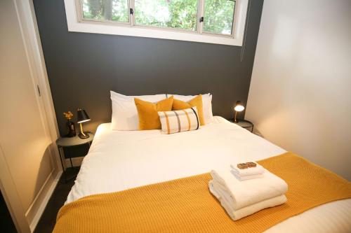 um quarto com uma cama com duas toalhas em 22 Riverside em Bright