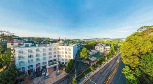 une vue aérienne sur une ville avec un bâtiment dans l'établissement Ngoc Phat Dalat Hotel, à Đà Lạt