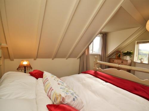 una camera con 2 letti con lenzuola bianche e cuscini rossi di 2 bed property in South Allington FERN3 a South Pool