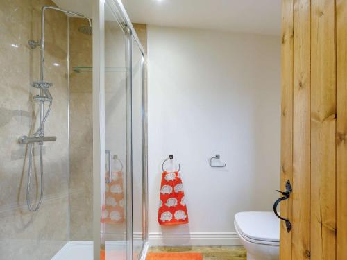 bagno con box doccia e servizi igienici. di 3 bed in Bishop Auckland 87009 a Hunwick