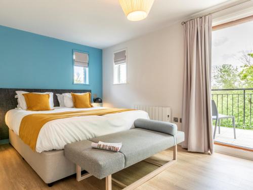 1 dormitorio con 1 cama grande y balcón en 2 Bed in St. Mellion 87706, en St Mellion