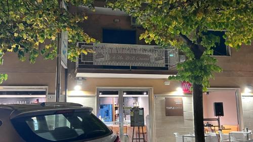 un'auto parcheggiata di fronte a un edificio di ALMA B&B Cosenza CENTRO a Cosenza