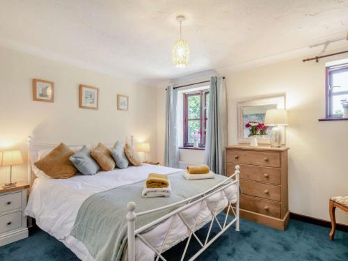 a bedroom with a white bed and a window at 2 Bed in Happisburgh 88981 in Honing