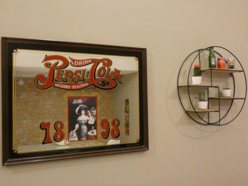 uno specchio su un muro con un'immagine sopra di Senza Pressa b&b a Portici