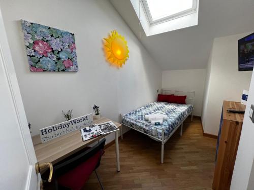 Pokój z łóżkiem i stołem oraz zdjęciem słonecznika w obiekcie House Novella by Holiday World w mieście Sori