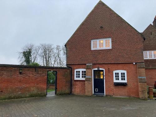 Afbeelding uit fotogalerij van Amazing 100 year old church Rectory in Brentwood