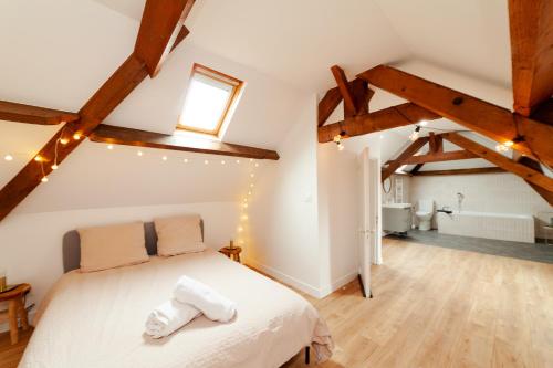 a bedroom with a bed with white towels on it at Villa La Mer - 600m de la plage Mesnil Val in Criel-sur-Mer