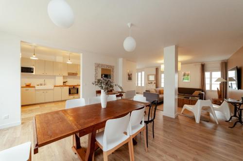 une salle à manger et un salon avec une table et des chaises dans l'établissement Villa La Mer - 600m de la plage Mesnil Val, à Criel-sur-Mer
