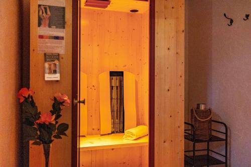 d'une armoire en bois avec un miroir. dans l'établissement App Hubertus - Moosstock, à Sand in Taufers