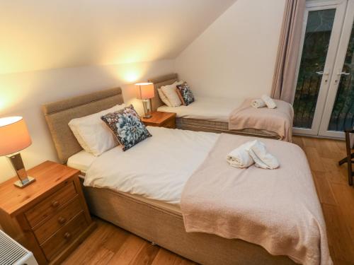 um pequeno quarto com 2 camas e uma janela em Goldfinch em Milford Haven
