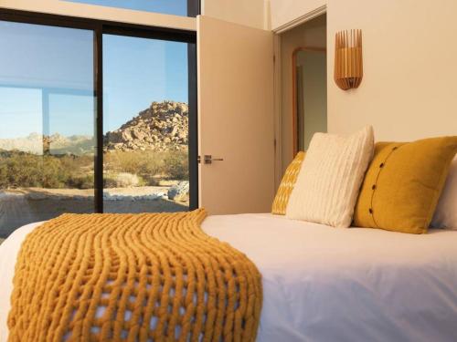 Giường trong phòng chung tại Neutra Home Joshua Tree Luxury Retreat Pool and Spa