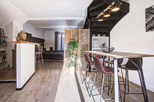 une cuisine et une salle à manger avec une table et des chaises dans l'établissement Duplex Les Trois Ponts - Vue sur le Pont du Diable, à Céret