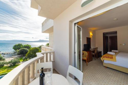 a hotel room with a balcony with a view of the ocean at Hotel Bella Vista in Drvenik