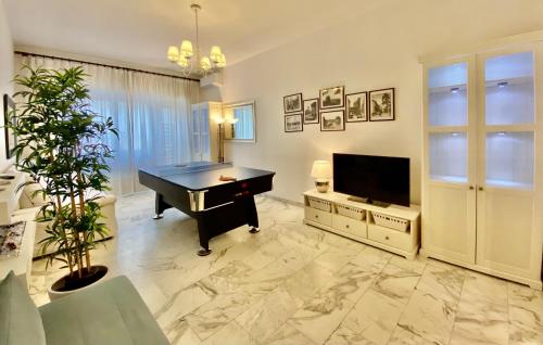 un soggiorno con pianoforte e TV a schermo piatto di Elegant Vatican Metro & Golf Rome a Roma