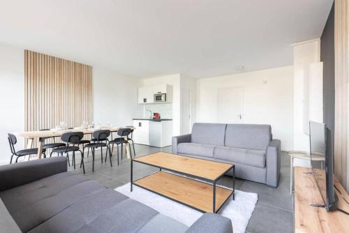 un salon avec un canapé et une table dans l'établissement Agréable appartement prés de Paris - IV, aux Lilas