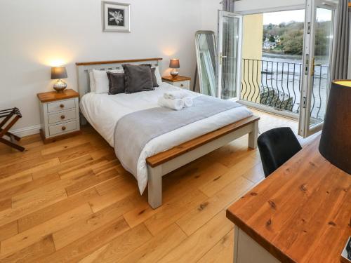 Un dormitorio con una cama con un osito de peluche. en Heron, en Milford Haven