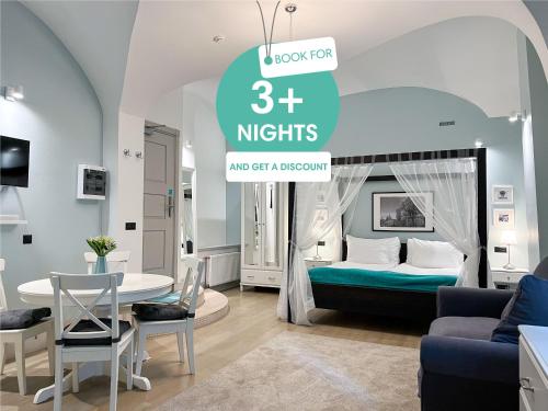 um quarto com uma cama, uma mesa e cadeiras em Revelton Suites Riga em Riga