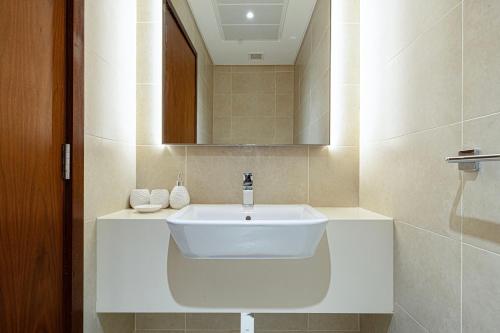 Koupelna v ubytování HomesGetaway- Lavish 2BR Apartment in Marina Gate1