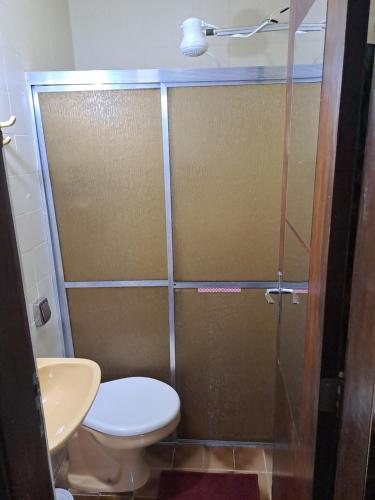 une salle de bain avec une douche avec des toilettes et un lavabo dans l'établissement LOFT Adorável no coração de BsB, à Brasilia