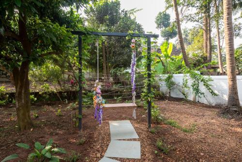 Zahrada ubytování Mystical Garden by the River 2BHK -By Aquagreen Homes