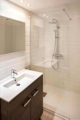 une salle de bain avec un lavabo et une douche dans l'établissement Résidence Marina Bianca, à Santa-Lucia-di-Moriani