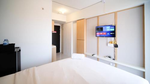 - une chambre à l'hôpital avec un lit et une télévision dans l'établissement Studio Apartment at Suncity Residence Sidoarjo near Suncity Mall By Travelio, à Sidoarjo
