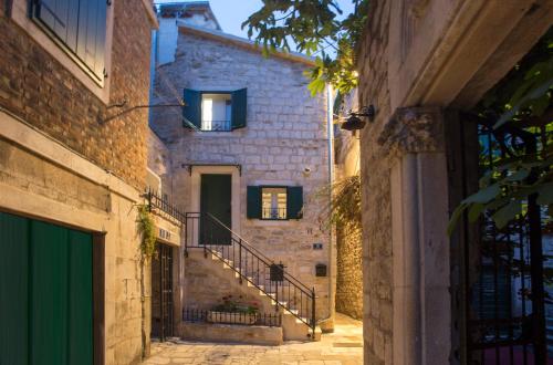 Old Center Stone House