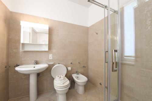 W łazience znajduje się toaleta, umywalka i prysznic. w obiekcie Amazing Lugano - Happy Rentals w mieście Lugano