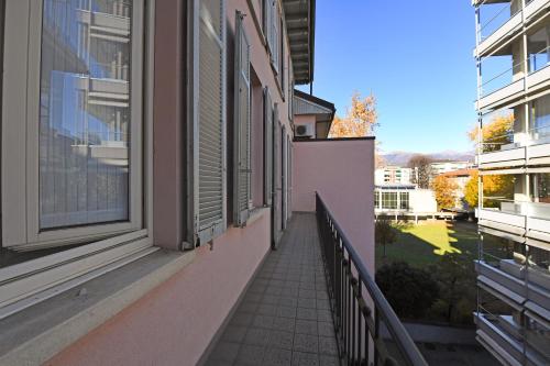 een lege hal van een gebouw met een balkon bij Amazing Lugano - Happy Rentals in Lugano