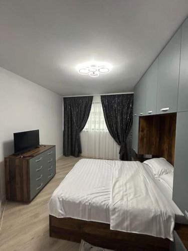En eller flere senge i et værelse på Apartament 3 camere zona Areni complex nou