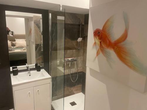 La salle de bains est ornée d'une peinture murale représentant du poisson or. dans l'établissement La cour de la Trésorerie, à Metz