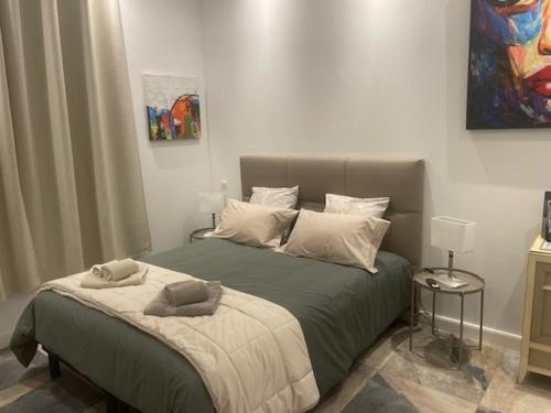 une chambre avec un lit avec deux serviettes dessus dans l'établissement La cour de la Trésorerie, à Metz