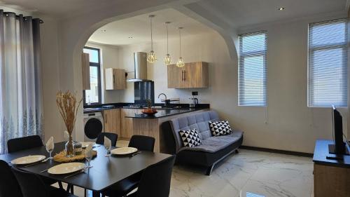 Residence Oceana 4 في مونت تشويسي: مطبخ وغرفة معيشة مع طاولة وأريكة