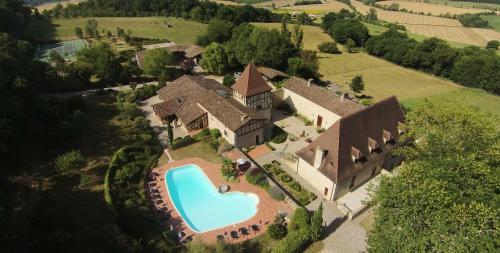 une vue aérienne d'une maison avec piscine dans l'établissement Chambres d'Hôtes de Charme du Château de Missandre, à Saint-Pierre-de-Caubel