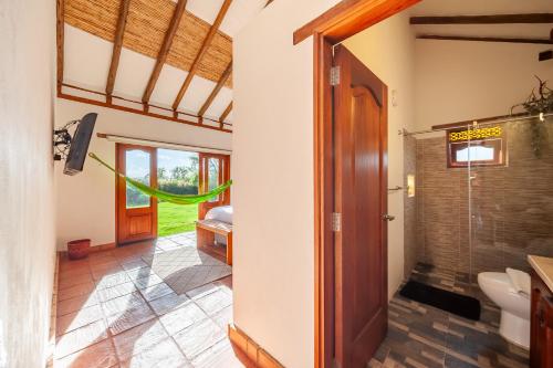 La salle de bains est pourvue d'une douche et de toilettes. dans l'établissement Casa de las Flores- Chalet Privado, à Villa de Leyva