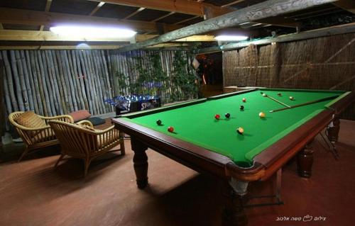 Una mesa de billar en Moon Light Yavneʼel