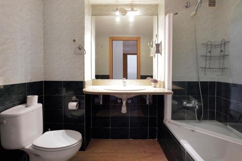 ein Badezimmer mit einem Waschbecken, einem WC und einer Badewanne in der Unterkunft 1223 - POBLENOU APARTMENT in Barcelona