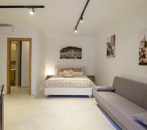 1 dormitorio con 1 cama y 1 sofá en Casa Falcucci, en Gubbio