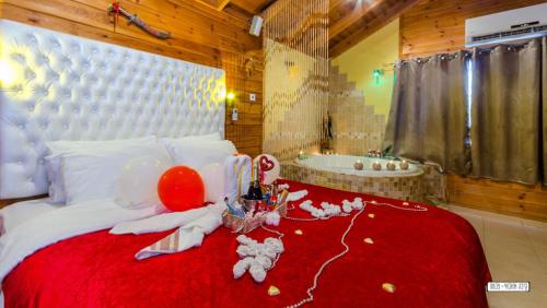 Una cama o camas en una habitación de Moon Light Yavneʼel
