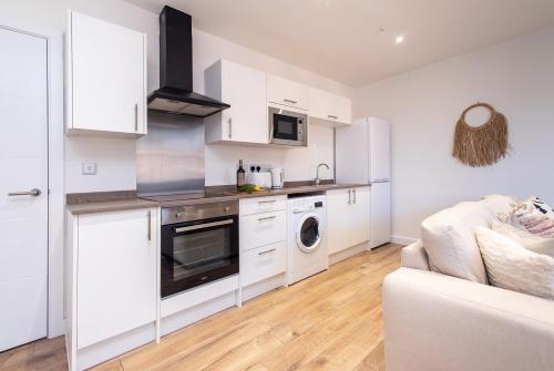 Una cocina o zona de cocina en Your Northampton Apartments Haven