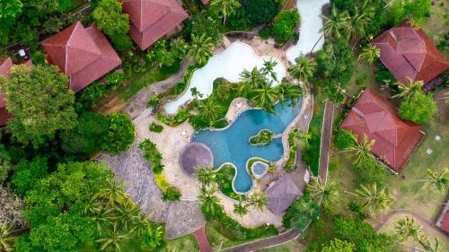 ノンガサにあるNongsa Villageのリゾートのプールの空からの景色